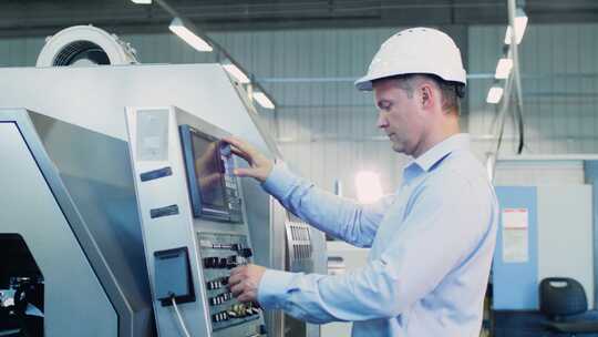 工厂工人操作机器生产质量检测质检质检员视频素材模板下载