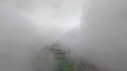 穿越机航拍穿越云层平流雾乡镇北湖公园视频素材模板下载
