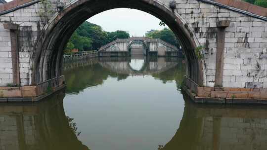 古建筑航拍古镇石拱桥建筑群河流绿水