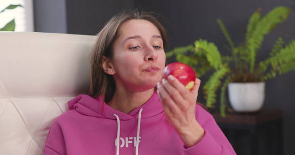 吃红苹果的女人特写