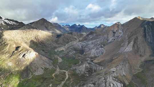 航拍川西沙鲁里山脉加拉本森峰山区风光