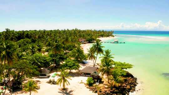 航拍海边度假酒店马尔代夫海岛度假村度假屋视频素材模板下载