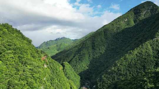 航拍雄伟大山森林自然风光