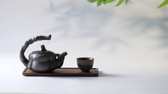 竹叶下的茶壶与茶杯