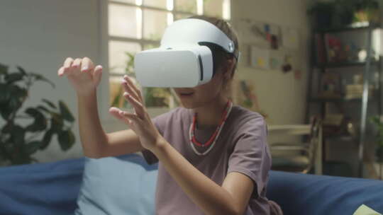 VR耳机中的女孩在家玩
