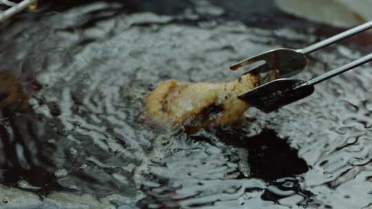 用夹子翻动食物的烹饪过程