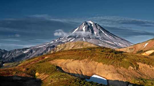 越野吉普车驶过火山天线