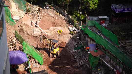 城市小区工地老小区改造挖掘机吊机运送泥土