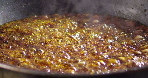 2K高速摄影沸腾的辣椒油中撒入花椒粒