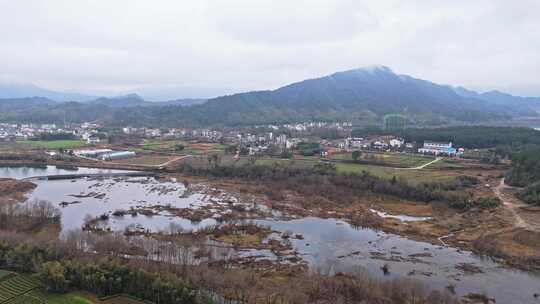 山水相依云雾缭绕的山村全景