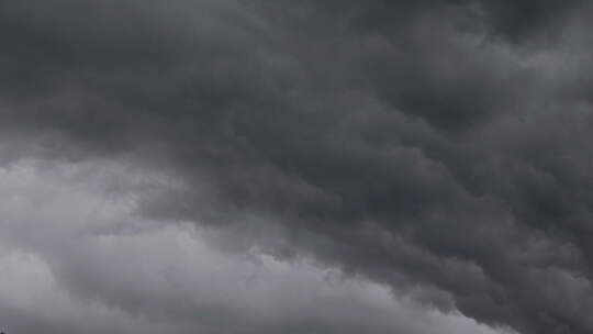 天空乌云密布天气阴沉下雨