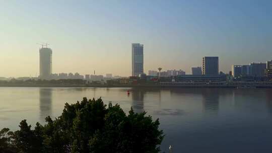 临水城市风光及在建高楼景象