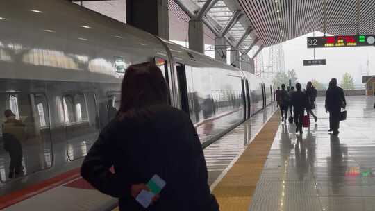 郑州东站站台旅客乘客1