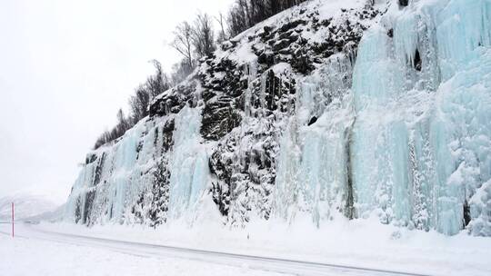 积雪的道路和结冰的山