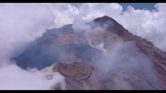 无人机拍摄火山口