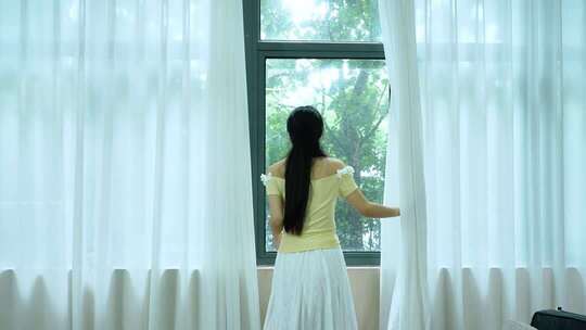 女生居家休闲看窗外美好微笑