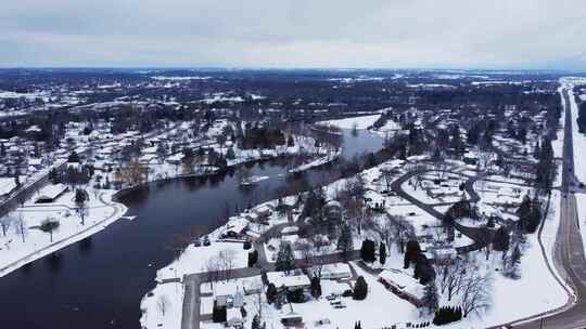 冬季靠近河流的郊区社区的空中立交桥（威斯