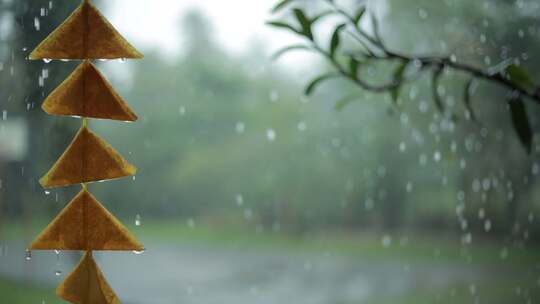 雨中悬挂的三角折纸装饰品