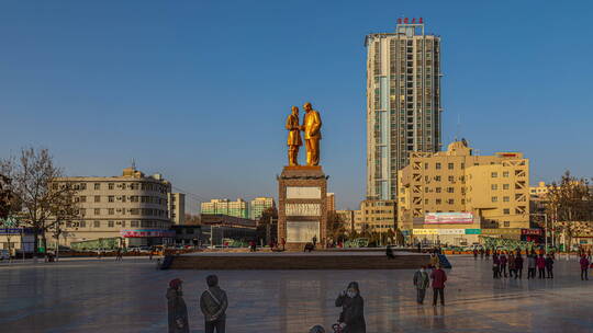 新疆和田地标建筑毛泽东与库尔班大叔石像