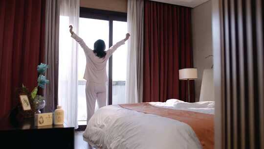 清晨卧室伸懒腰的女人夫妻卧室日常晨起