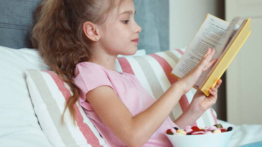 女孩读书和吃糖果