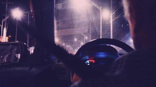 一个在路上的司机在晚上开车