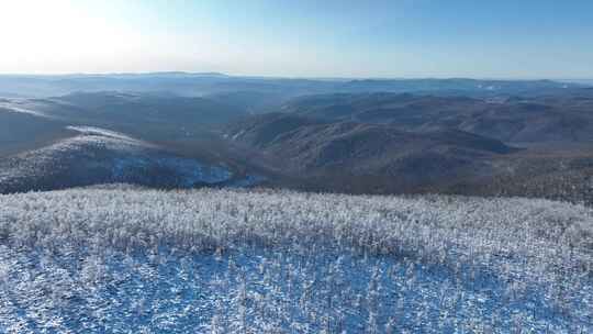 大兴安岭冬天森林雪景山峦起伏沟壑纵横