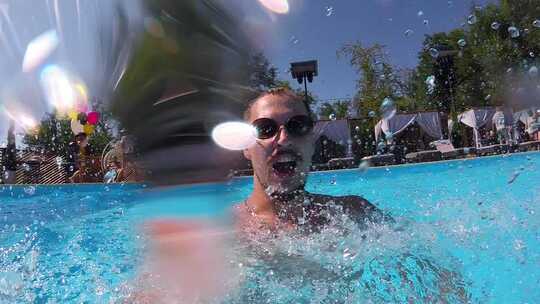生活方式博主男子用动作相机自拍视频在水下