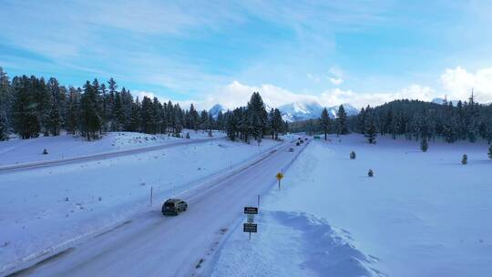 汽车在积雪覆盖的山路上行驶