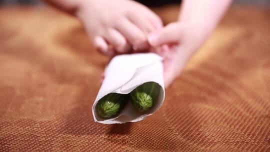 【镜头合集】厨房纸擦拭保存黄瓜
