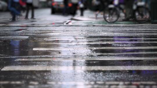 下雨的街道车辆驶过视频素材模板下载