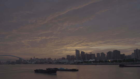 夕阳晚霞下的黄浦江上的船视频素材模板下载