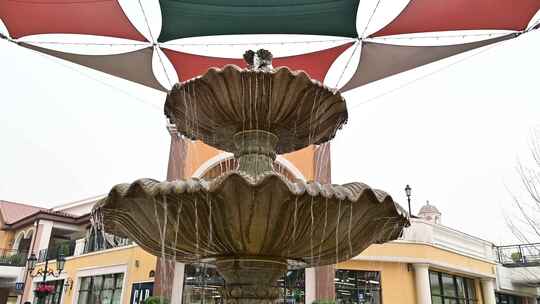 公园购物中心广场喷水池中的雕塑
