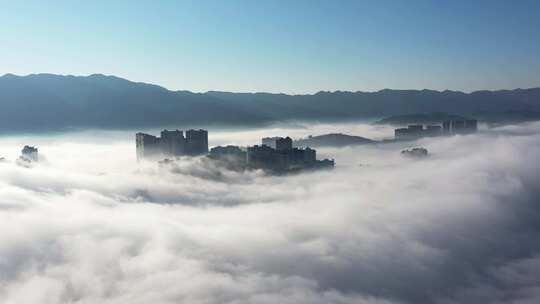 云雾中若隐若现的城市建筑群景观