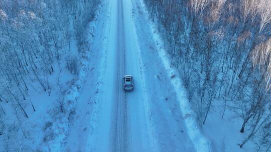 行驶在雪野公路上的越野车