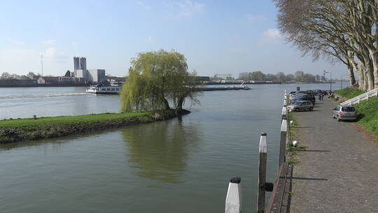 莱茵河上的货船