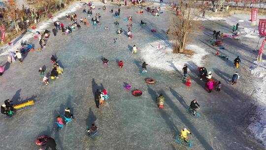 俯拍在冰上滑冰玩耍的人群