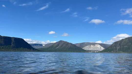 蓝天白云下的山川湖泊自然风光