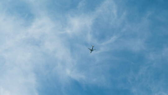 飞机沉浸在蓝天和云彩中