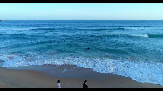 海边沙滩游客海水海浪海岸线城市假日旅游3