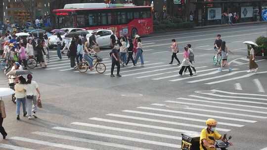 十字路口汽车车流行人人流视频素材