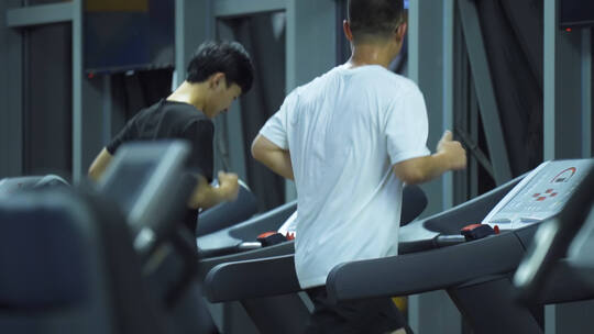跑步机健身房跑步健身年轻人