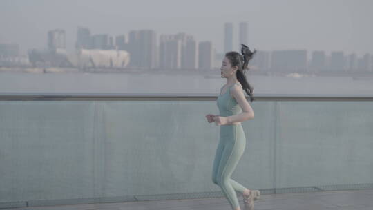 亚洲美女江边跑步 瑜伽服 瑜伽美女 跑步视频素材模板下载