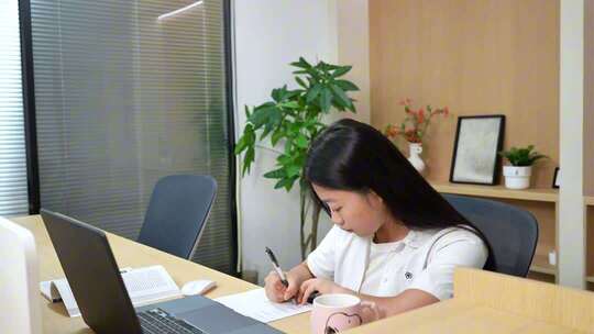 上班族加班工作圣体透支腰酸肩膀疼痛难受