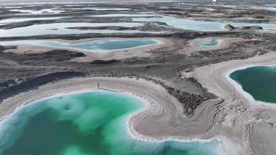 青海海西大柴旦翡翠湖水面沙地航拍视频