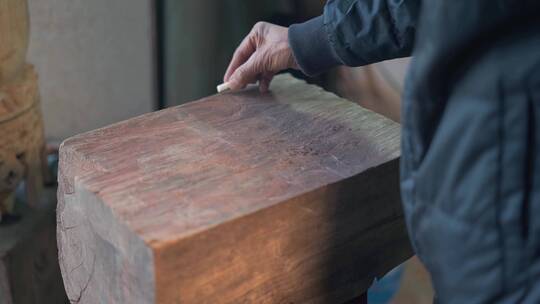木雕大师木雕设计过程视频素材模板下载