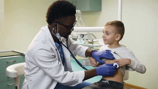 医生在检查小男孩的身体