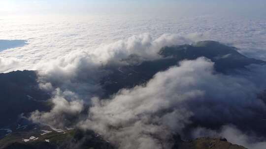 云海上空的山脉