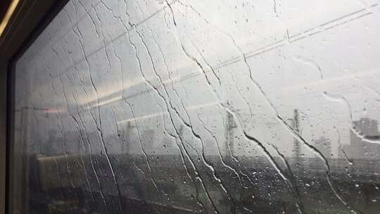 高铁窗户上的雨滴