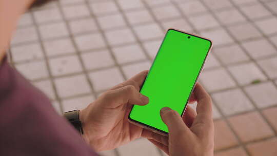 10位镜头，一个男人的手在白天用绿屏智能手机写短信